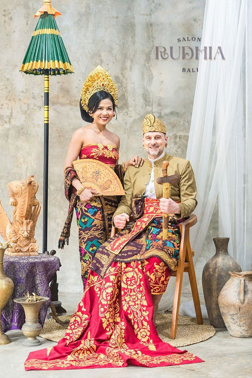 foto adat Bali semi outdoor
