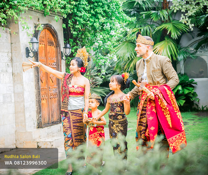 Foto Family Adat Bali Denpasar | Studio Foto Keluarga Bali – Rudhia Salon