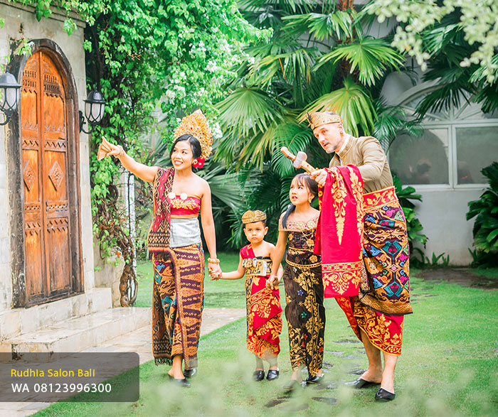 Foto Adat Bali Denpasar – Paket Foto Keluarga, Couple & Wisatawan