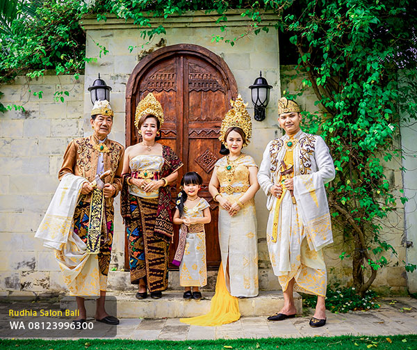 Foto Adat Bali Denpasar – Paket Couple, Family & Anniversary Photoshoot