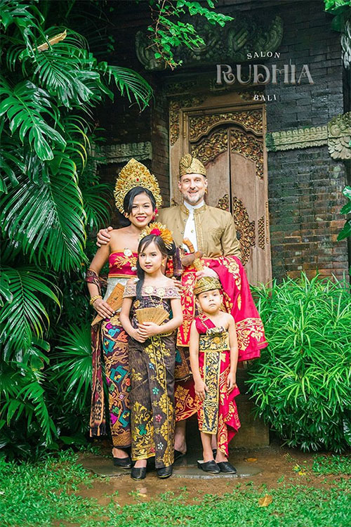 Foto Adat Bali Denpasar – Paket Couple, Family & Anniversary Photoshoot