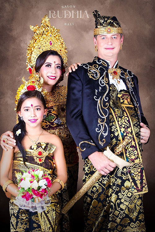 Foto Adat Bali Denpasar – Paket Couple, Family & Anniversary Photoshoot