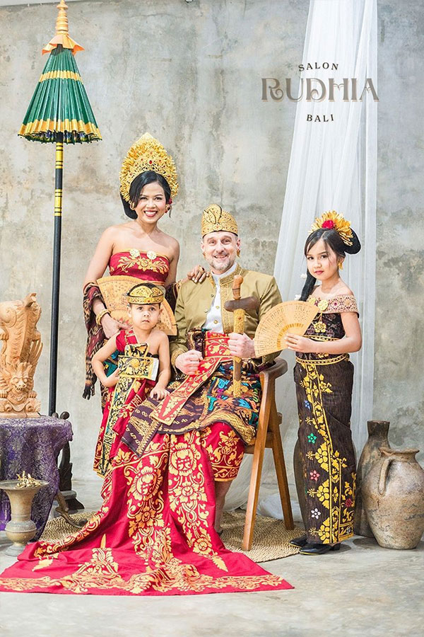 Foto Family Adat Bali Denpasar | Studio Foto Keluarga Bali – Rudhia Salon