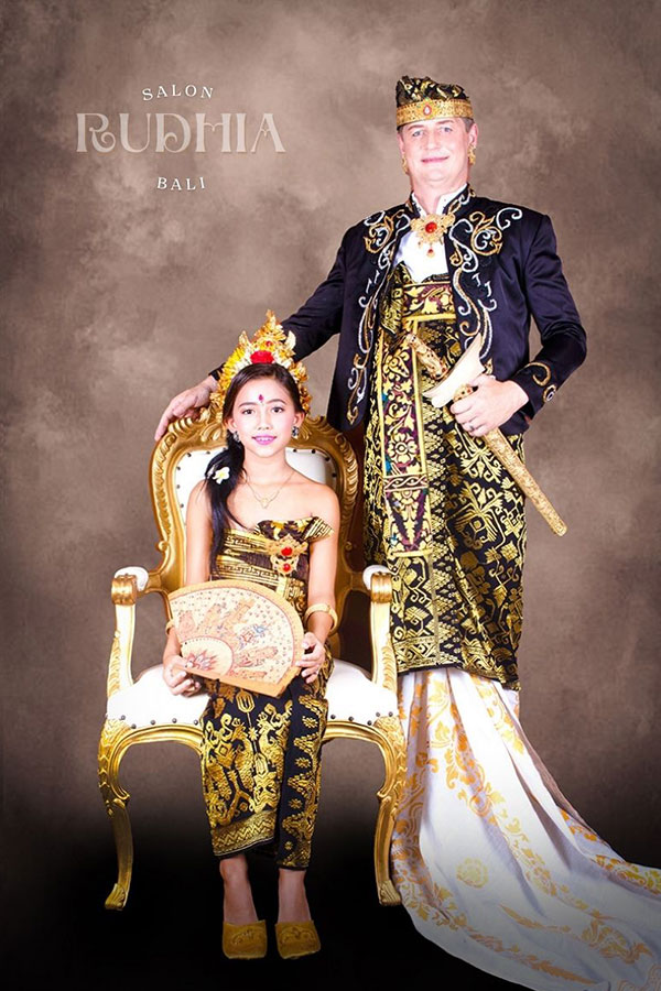 Foto Family Adat Bali Denpasar | Studio Foto Keluarga Bali – Rudhia Salon