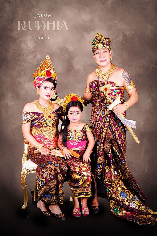 Foto Adat Bali Denpasar – Paket Couple, Family & Anniversary Photoshoot
