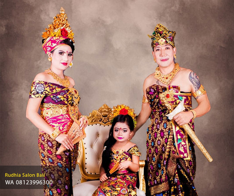 Foto Family Adat Bali Denpasar | Studio Foto Keluarga Bali – Rudhia Salon Foto Family Adat Bali Denpasar | Studio Foto Keluarga Bali – Rudhia Salon