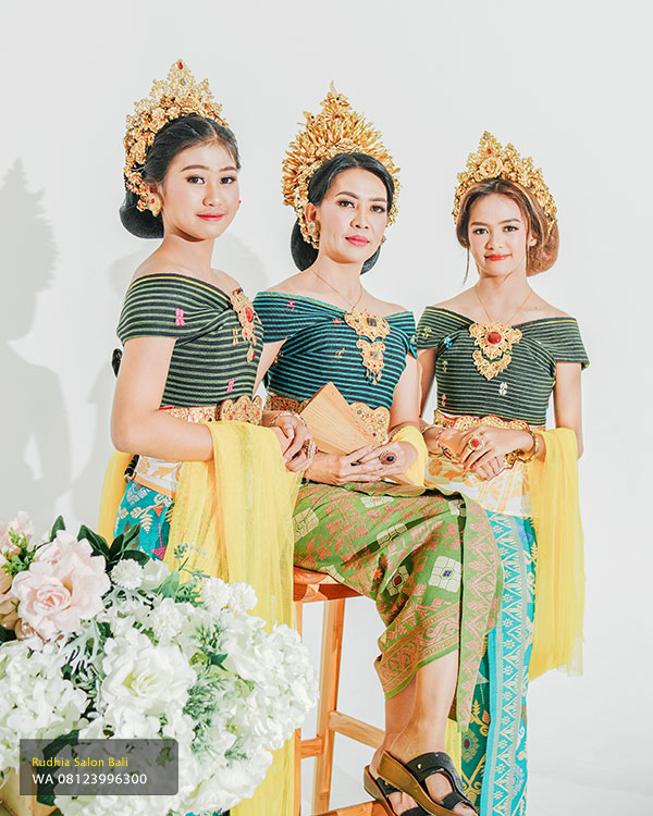 Foto Group Adat Bali Denpasar | Studio Foto Group Bali – Rudhia Salon