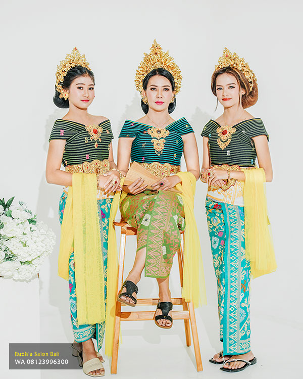 Foto Group Adat Bali Denpasar | Studio Foto Group Bali – Rudhia Salon