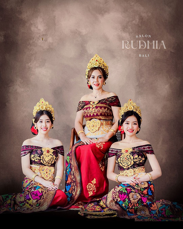 Foto Group Adat Bali Denpasar | Studio Foto Group Bali – Rudhia Salon