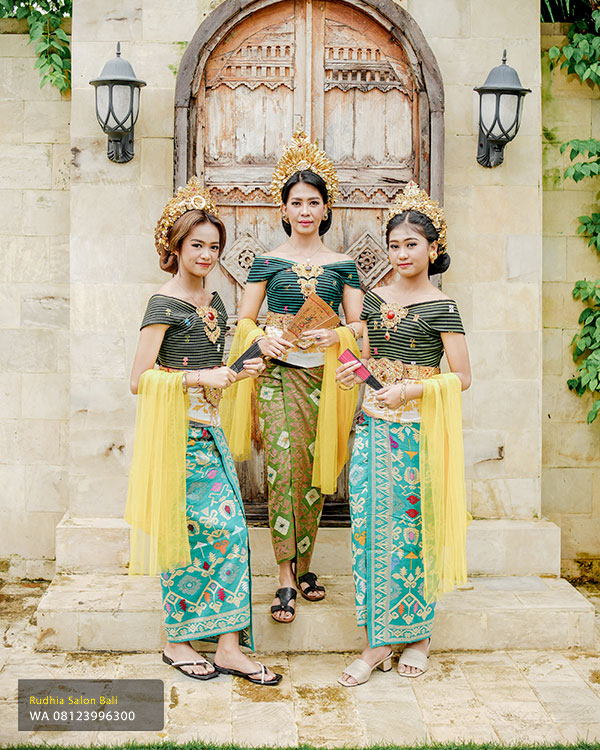 Foto Group Adat Bali Denpasar | Studio Foto Group Bali – Rudhia Salon