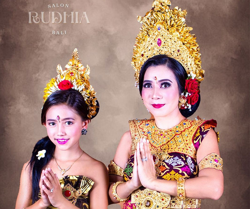 Foto Family Adat Bali Denpasar | Studio Foto Keluarga Bali – Rudhia Salon