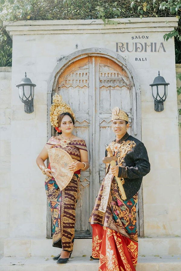 Foto Adat Bali Denpasar – Paket Couple, Family & Anniversary Photoshoot