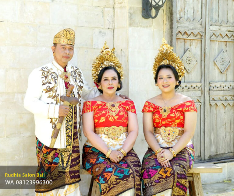 Foto Family Adat Bali Denpasar | Studio Foto Keluarga Bali – Rudhia Salon