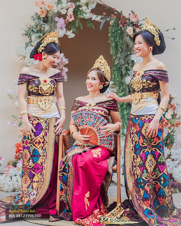 Foto Group Adat Bali Denpasar | Studio Foto Group Bali – Rudhia Salon