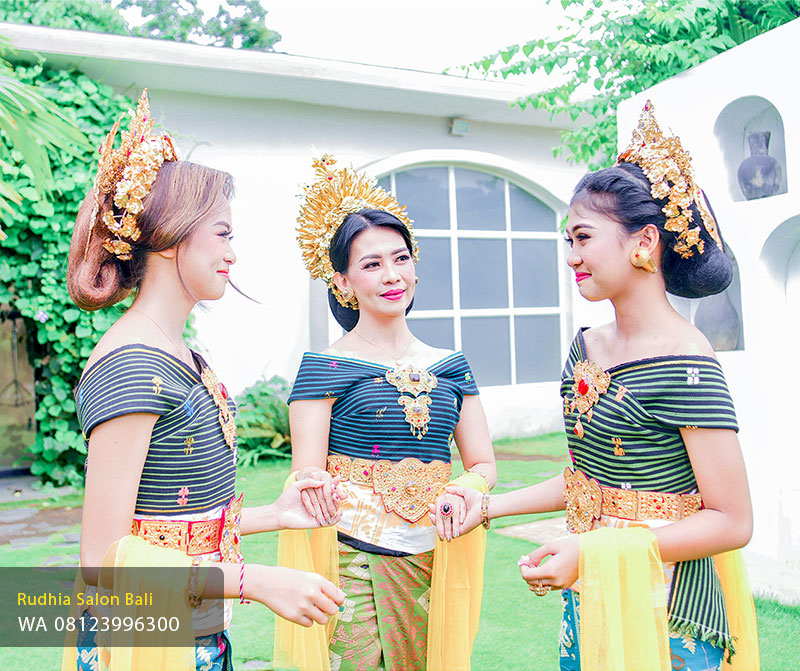 Foto Group Adat Bali Denpasar | Studio Foto Group Bali – Rudhia Salon