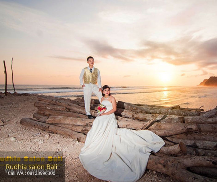 Foto Prewedding Bali – Paket Lengkap Makeup, Gaun & Fotografer