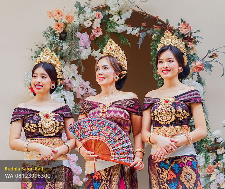 Foto Family Adat Bali Denpasar | Studio Foto Keluarga Bali – Rudhia Salon