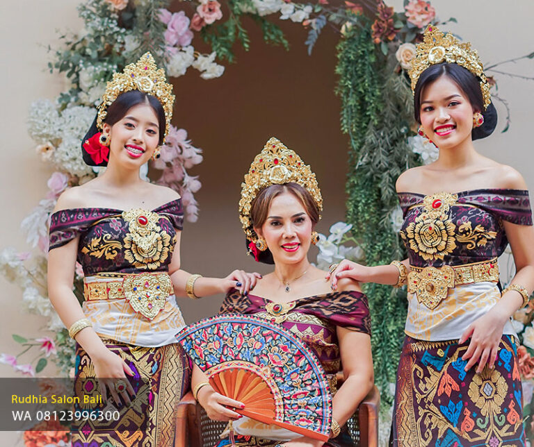 Foto Family Adat Bali Denpasar | Studio Foto Keluarga Bali – Rudhia Salon