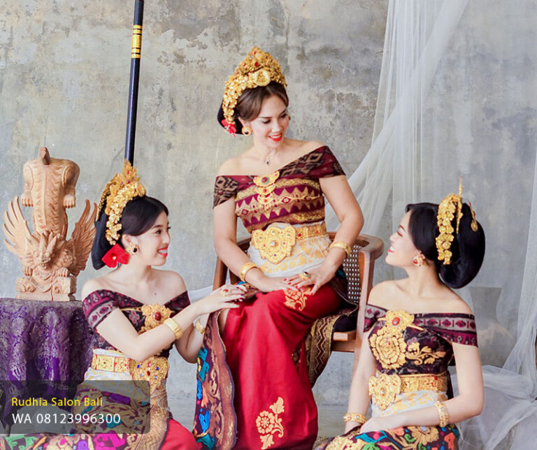 Foto Family Adat Bali Denpasar | Studio Foto Keluarga Bali – Rudhia Salon