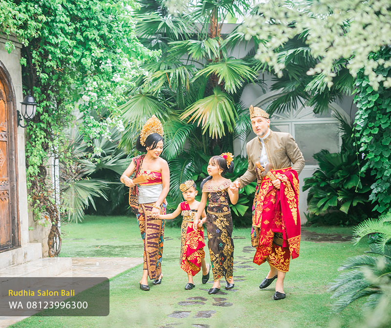 Foto Family Adat Bali Denpasar | Studio Foto Keluarga Bali – Rudhia Salon Foto Family Adat Bali Denpasar | Studio Foto Keluarga Bali – Rudhia Salon