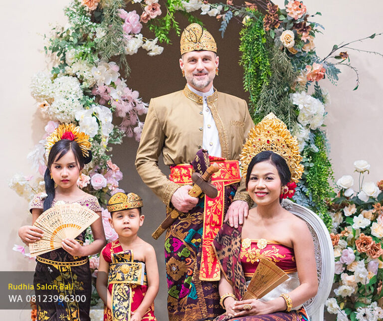 Foto Family Adat Bali Denpasar | Studio Foto Keluarga Bali – Rudhia Salon