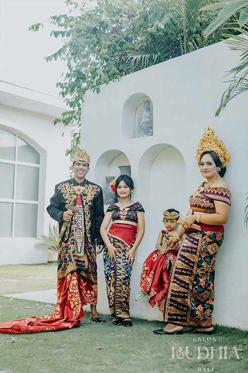 Foto Family Adat Bali Denpasar | Studio Foto Keluarga Bali – Rudhia Salon