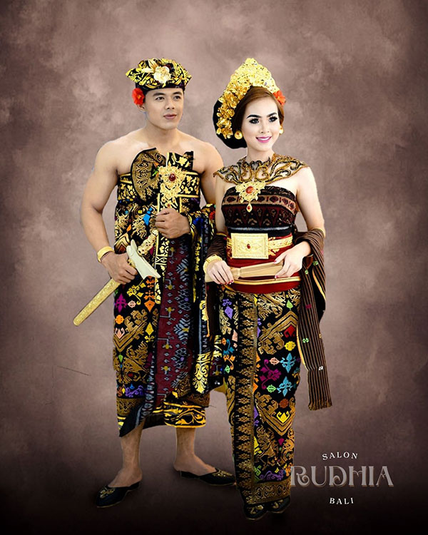 Foto Adat Bali Denpasar – Paket Couple, Family & Anniversary Photoshoot