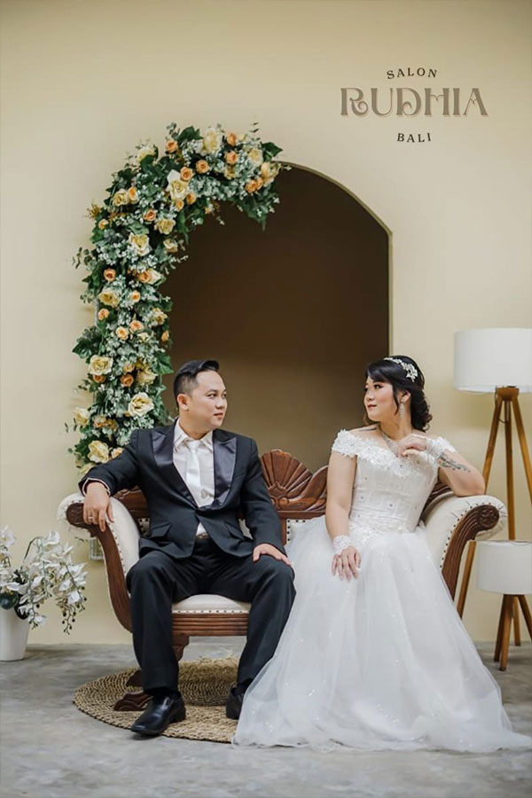 Foto Couple Adat Bali Denpasar | Studio Foto Couple Bali – Rudhia Salon