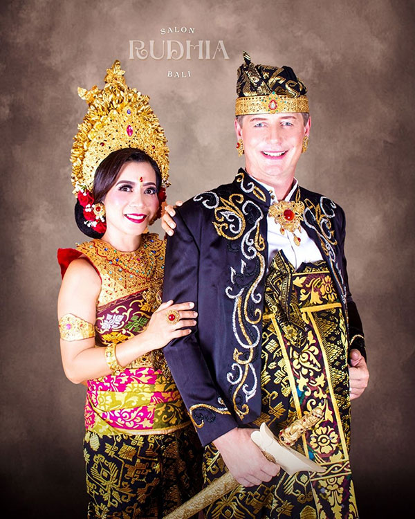 Foto Couple Adat Bali Denpasar | Studio Foto Couple Bali – Rudhia Salon