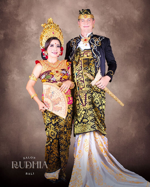 Foto Adat Bali Denpasar – Paket Couple, Family & Anniversary Photoshoot