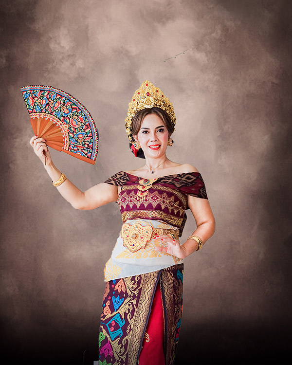 Foto Group Adat Bali Denpasar | Studio Foto Group Bali – Rudhia Salon